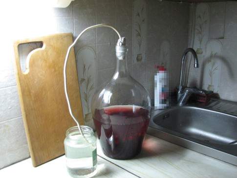 Аксессуары для вина, приготовленного в домашних условиях.