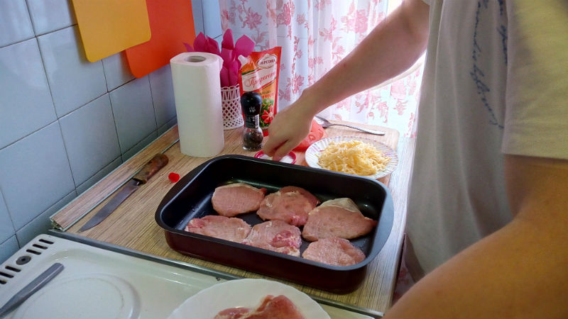 Свинина в духовке с помидорами и сыром, эскалоп из свинины