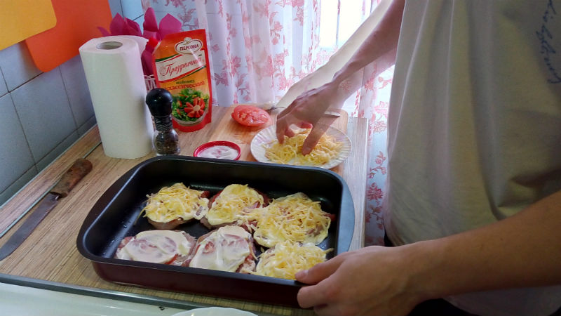 Свинина в духовке с помидорами и сыром, эскалоп из свинины