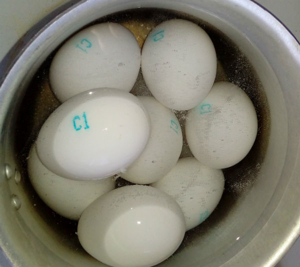 Как правильно сварить яйца, чтобы они не потрескались